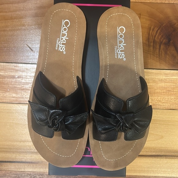 NWT Corkys Black and Tan Bow Trim Slip On Rock the Bowt Sandals - Picture 3 of 4